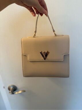 Elegant Cream Top-Handle Women's Bag with Gold Accent
